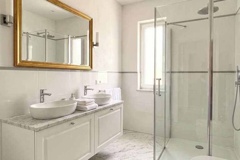 Bathroom 2, Central Lisbon 3-bed Apt, Lisbon