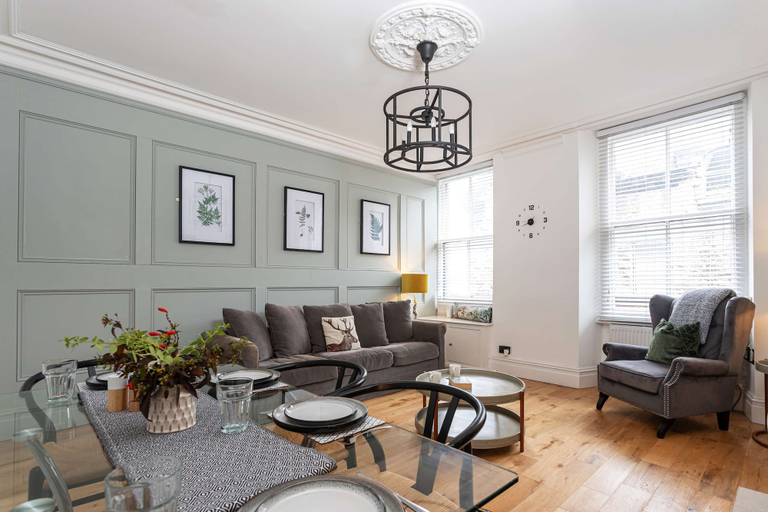 Room 1, Charming 2BR Flat on Grange-over-sands High Street, Cumbria