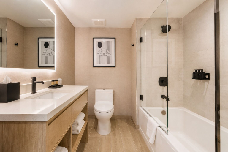 Bathroom, Nobleway Hotel & Suites, Toronto