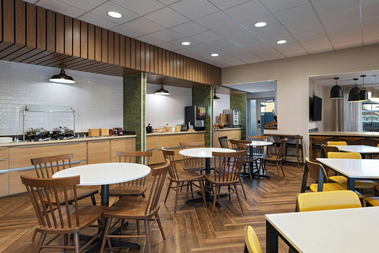 Food & Drinks 4, Fairfield by Marriott Inn & Suites Phoenix West Chandler, Maricopa