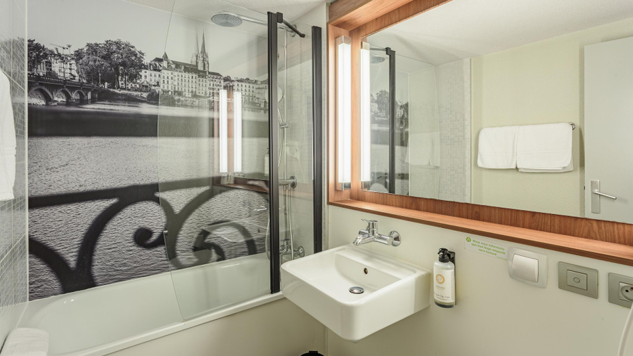 Bathroom 4, Hotel Campanile Grenoble Nord - Saint Egrève, Isère