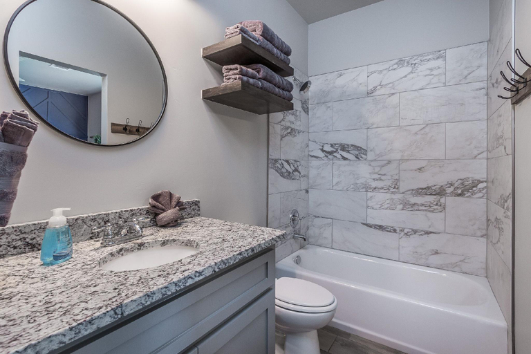 Bathroom 2, Madison Square, Potter