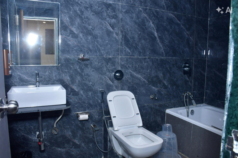 Bathtub 5, Hotel Real Inn Near NESCO, Mumbai Suburban