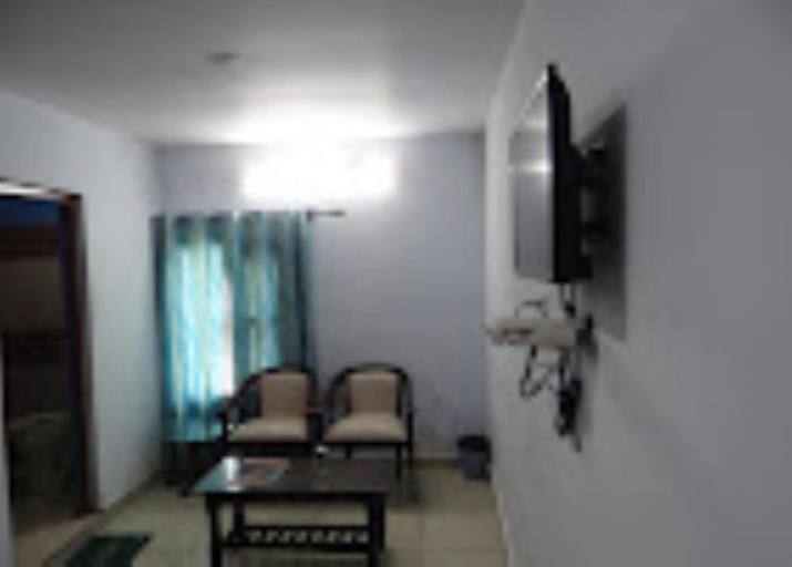 Others 3, Hotel Paras Una, Una