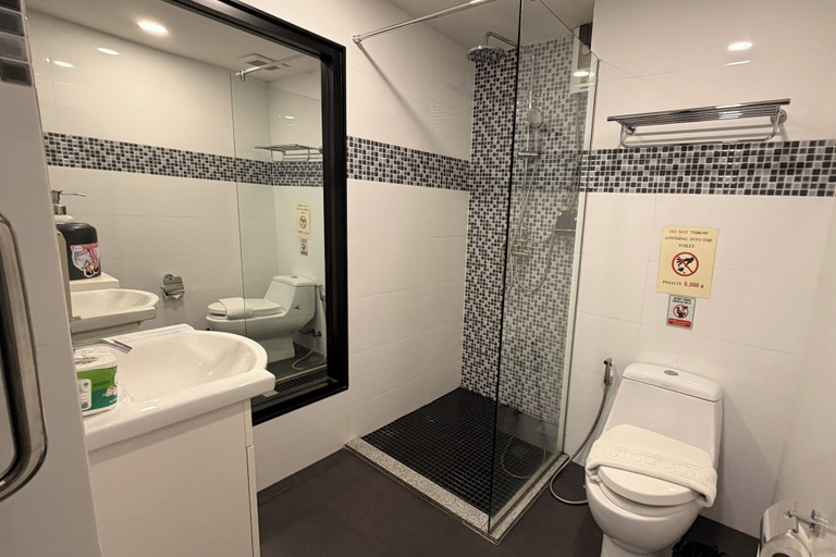 Bathroom 4, Frankie's Inn, Pattaya