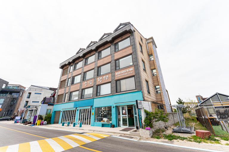 Exterior & Views