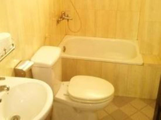 Bathroom 2, Ngoc Hung Backpackers Hotel, Huế