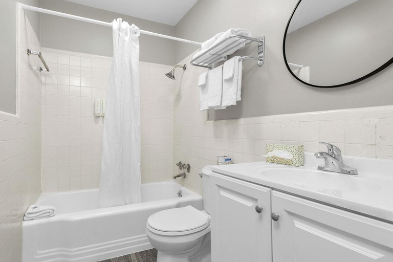 Bathroom 3, Rodeway Inn and Suites, San Francisco