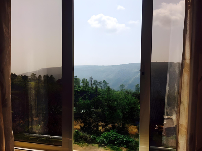 Others 3, Hotel White House, Satara
