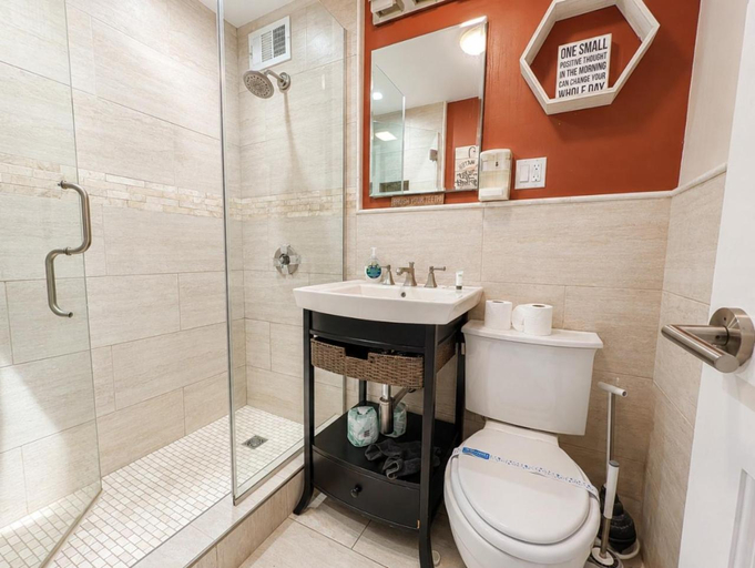 Bathroom 3, Lovely 2BR Condo WFH Heart of Downtown Pool Access, Atlanta
