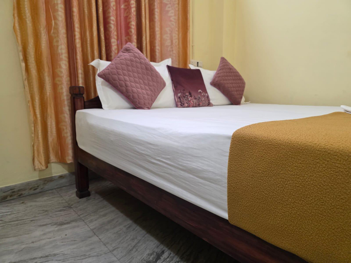 Bedroom 2, Thadathukalayil Residency,Kumily Busstation, Theni