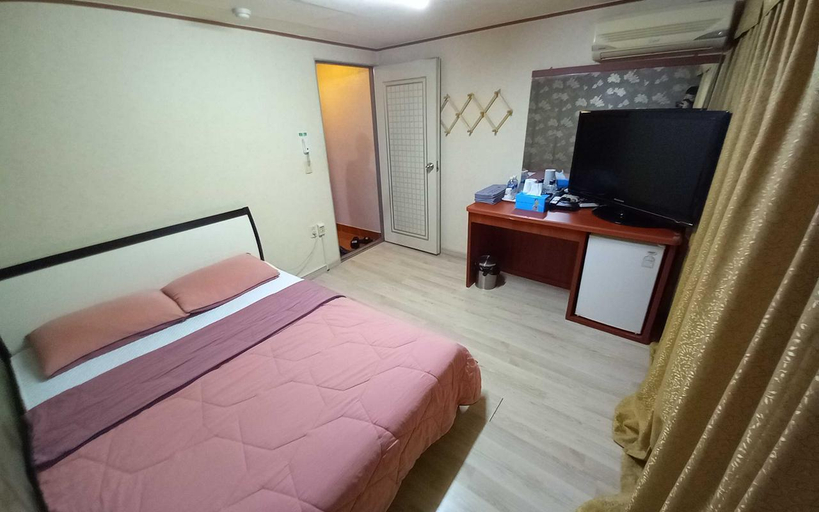 Bedroom 2, Jeongseon Hwaam Park, Jeongseon
