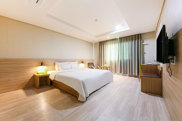 Bedroom 2, HaeNam Namdo Hotel, Haenam