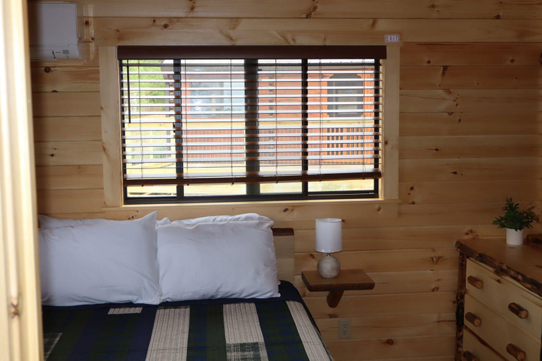 Bedroom 3, Cowan Creek Lodges, Cherokee