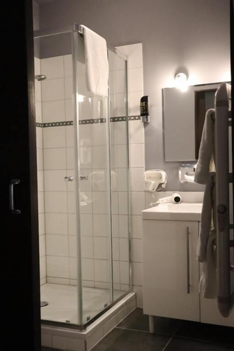 Bathroom, Bar-Bistro-Hotel DOK, Steenbergen
