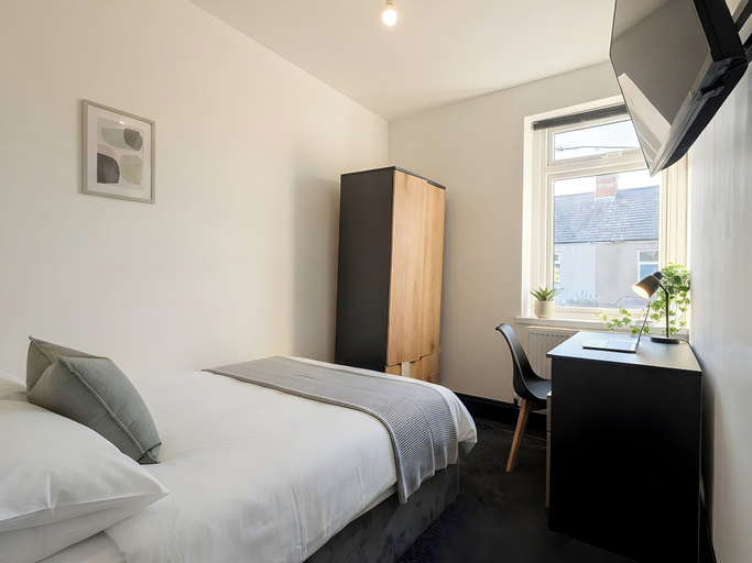 Room 4, House Sleeps 6 With Patio, Cardiff