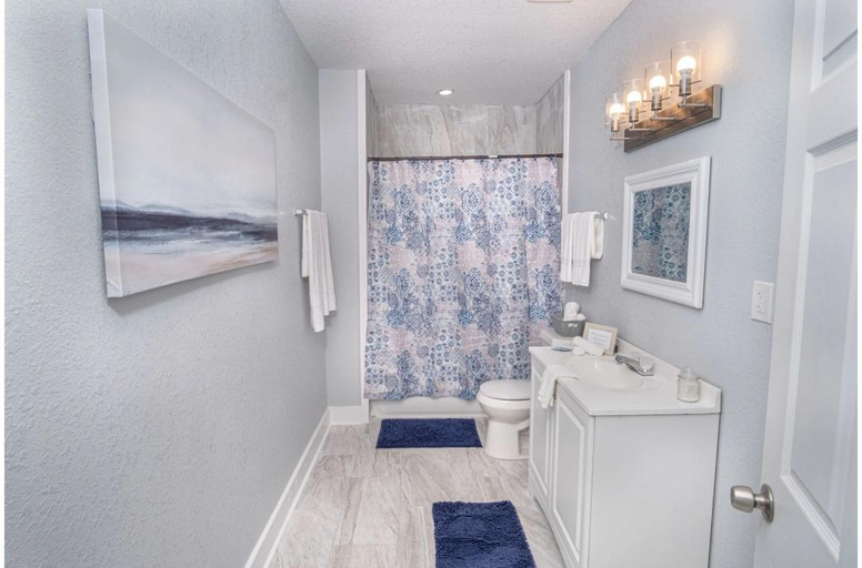 Bathroom 3, Wonderful 3 BR 2 BA Near Downtown, Bexar
