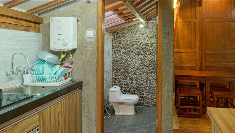 Bathroom, Rumah Kayu Metro 2, Malang