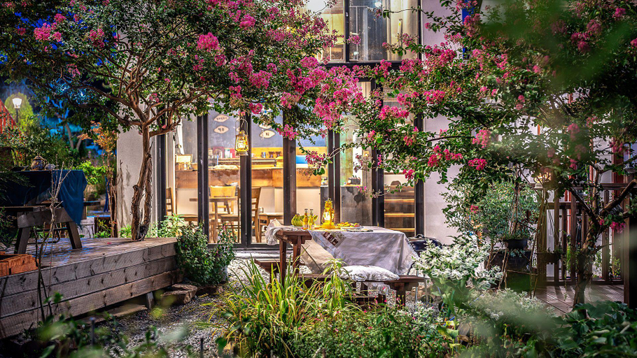Exterior & Views