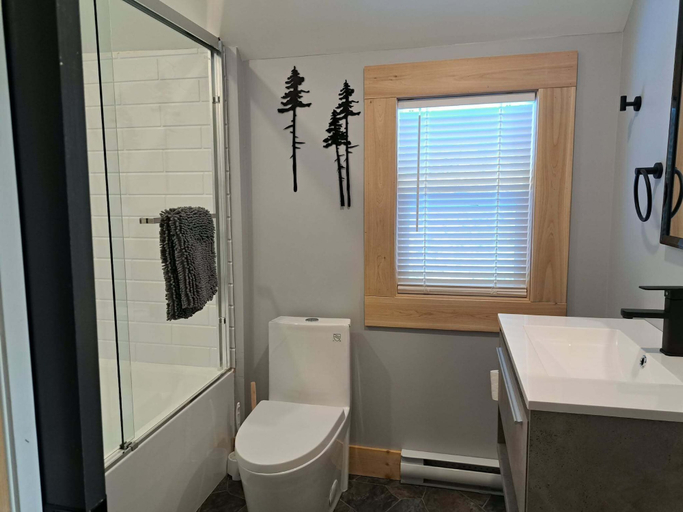 Bathroom 3, Bralorne Suites & Rooms, Squamish-Lillooet