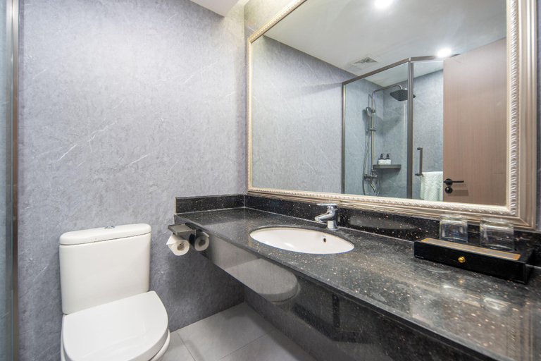 Bathroom 4, New Land Hotel, Wuhan