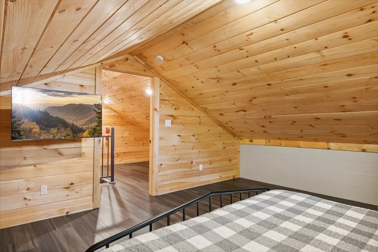 Room 2, Wears Valley Outpost 2 Bedroom Cabin, Sevier