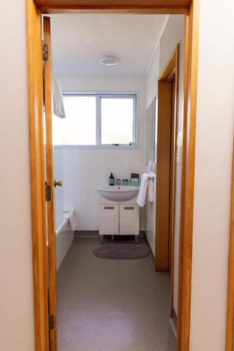 Bathroom 4, Apostles View Motel, Grey