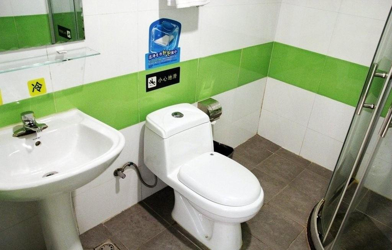 Bathroom 3, 7 Days Inn Qingdao Haiyun'an Xinglong Road Branch, Qingdao