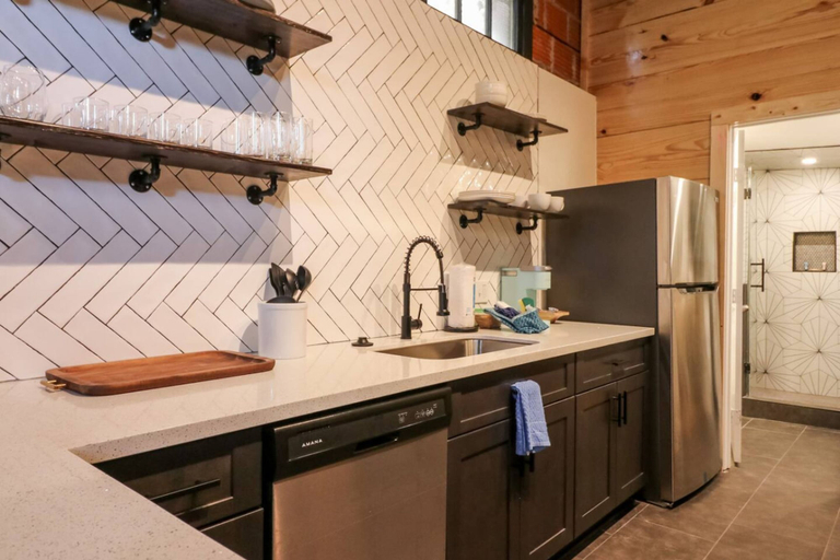 Room 4, Restored Historic Loft - 3 Mins to the Beach, Galveston