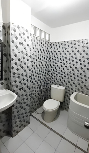 Bathroom, Glenys Inn, Ketapang