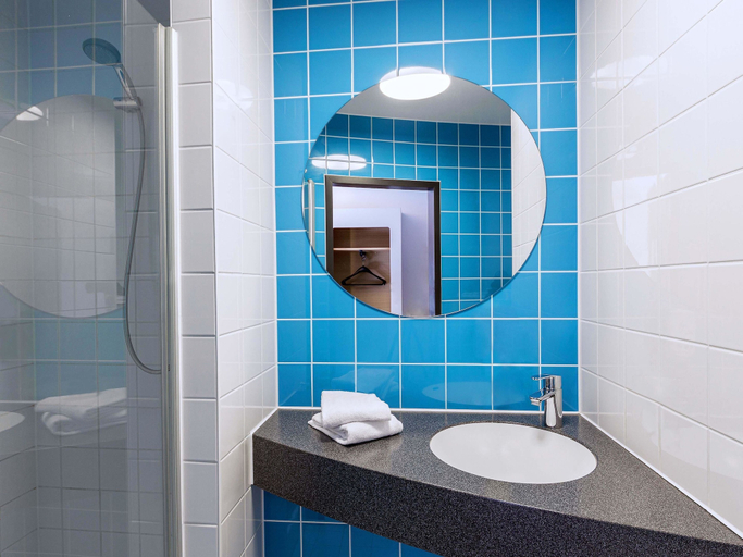 Bathroom 5, B&B Hotel Duisburg Hbf-Süd, Duisburg