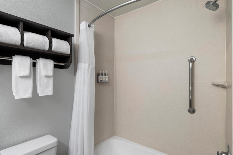 Bathroom 5, Garner Hotel Liberal North by IHG, Seward
