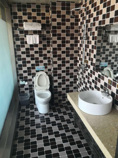 Bathroom 3, Riyue Motel, Zhongwei