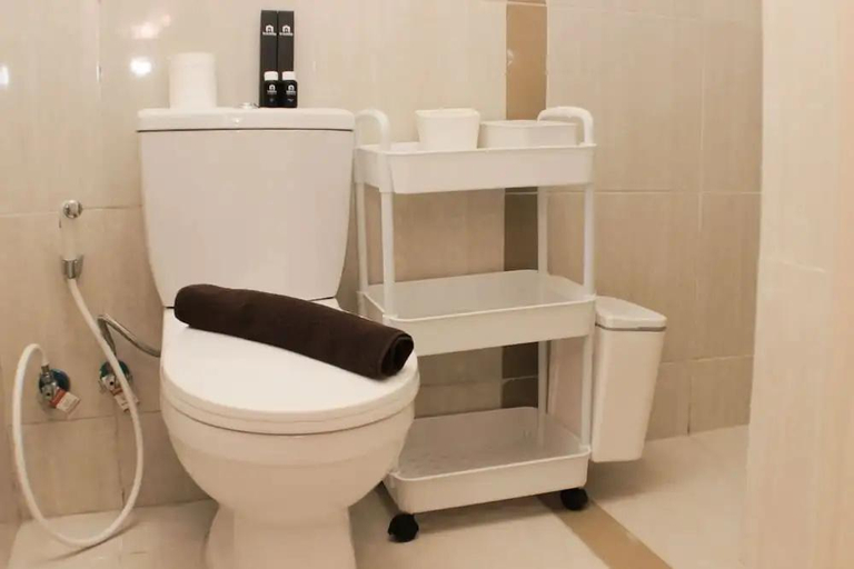 Bathroom 3, Minimalist Design Studio At Meikarta Apartment, Cikarang