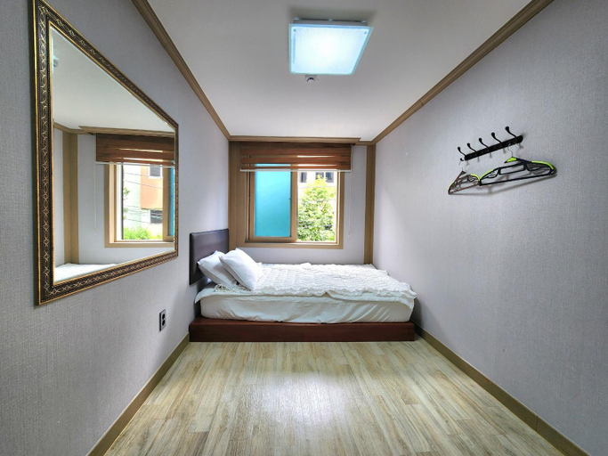 Bedroom 2, eComfortable Hotel, Ulleung