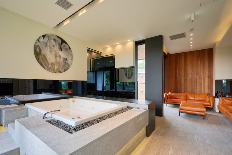 Interior 4, Nero, Kutchan