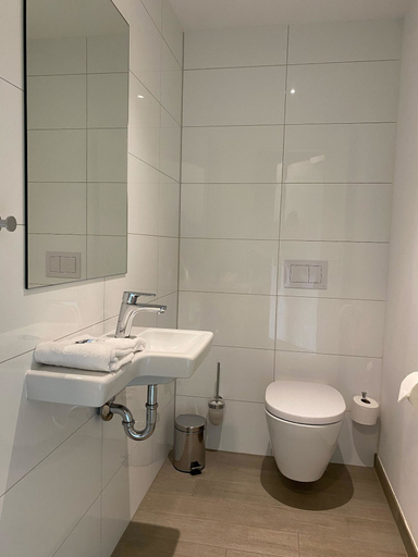 Bathroom 4, MOA Berlin, Berlin