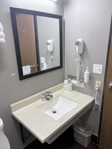Bathroom 5, Super 8 by Wyndham West Plains, Howell