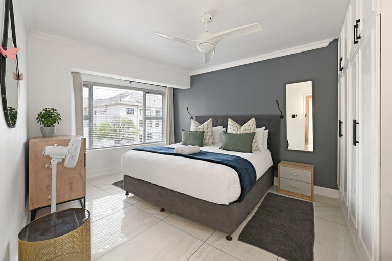 Room 2, Sea Point 2bed Home Spacious Central Secure, City of Cape Town