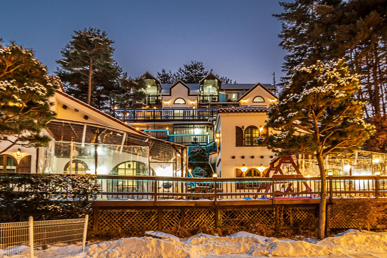 Exterior & Views