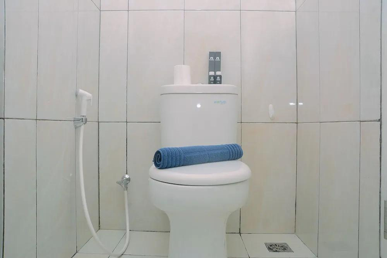 Bathroom 4, Comfortable Studio Grand Kamala Lagoon Apartment, Bekasi