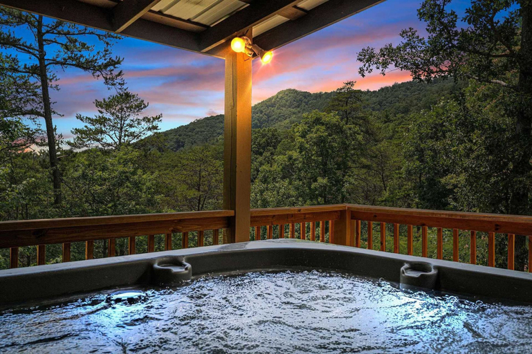 Room 1, Starlit Ridge - Hot tub Fire Pit Mountain Views, Sevier