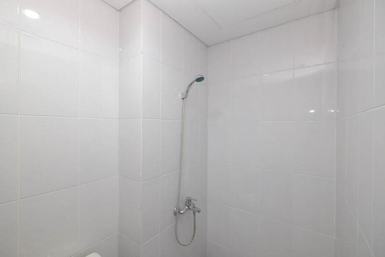 Bathroom 3, Comfort Studio At Patraland Urbano Apartment, Bekasi