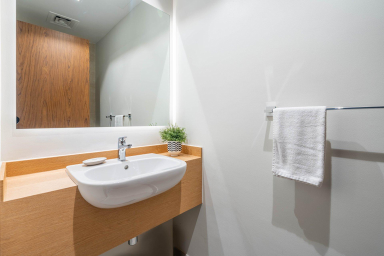 Bathroom 4, GuestReady Holiday Homes - Boho Marina Dream, Dubai