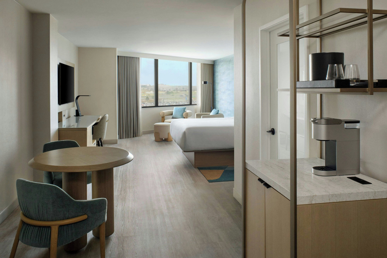 Bedroom 4, Toronto Airport Marriott Hotel, Toronto