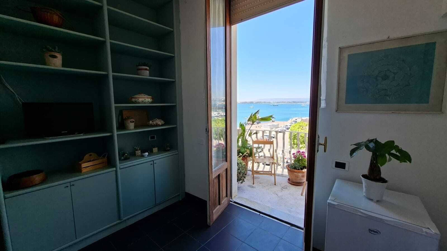Interior 5, La casa dei fiori sul mare, Syracuse