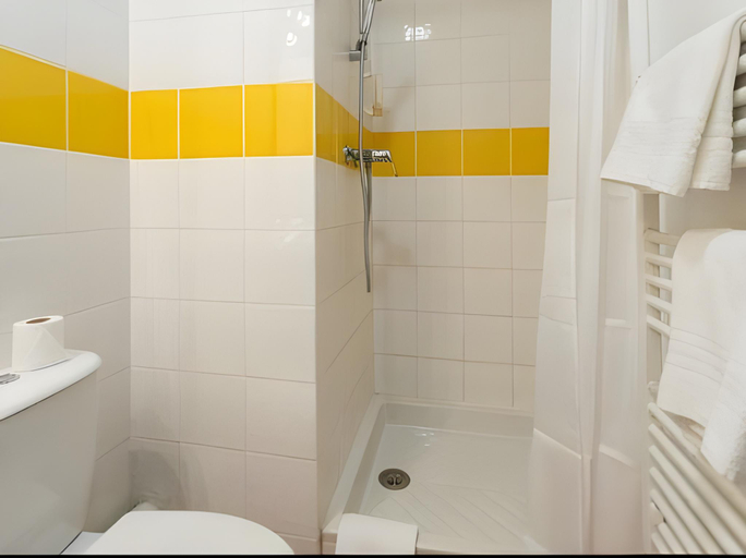 Bathroom 3, Zenitude Hotel-Residences Nimes Centre, Gard