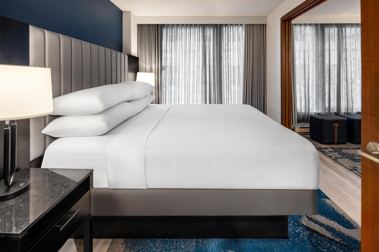 Bedroom 3, Embassy Suites Montréal by Hilton, Montréal