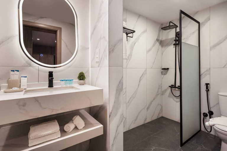 Bathroom 2, Hotel Regency Inn, Bausher