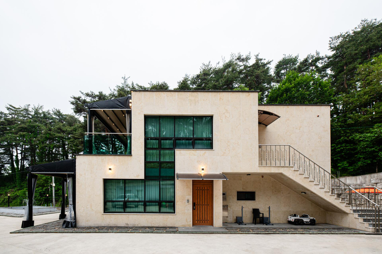 Exterior & Views